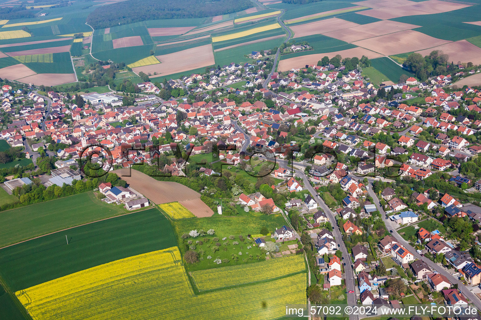 Vue aérienne de Champs agricoles et surfaces utilisables à Schwanfeld dans le département Bavière, Allemagne