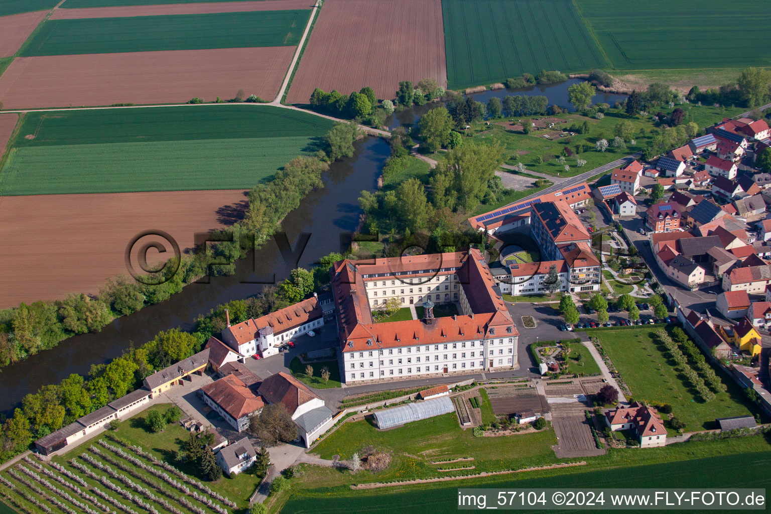 Vue aérienne de Ensemble immobilier du monastère Maria Hilf à Unkenbach à le quartier Heidenfeld in Röthlein dans le département Bavière, Allemagne