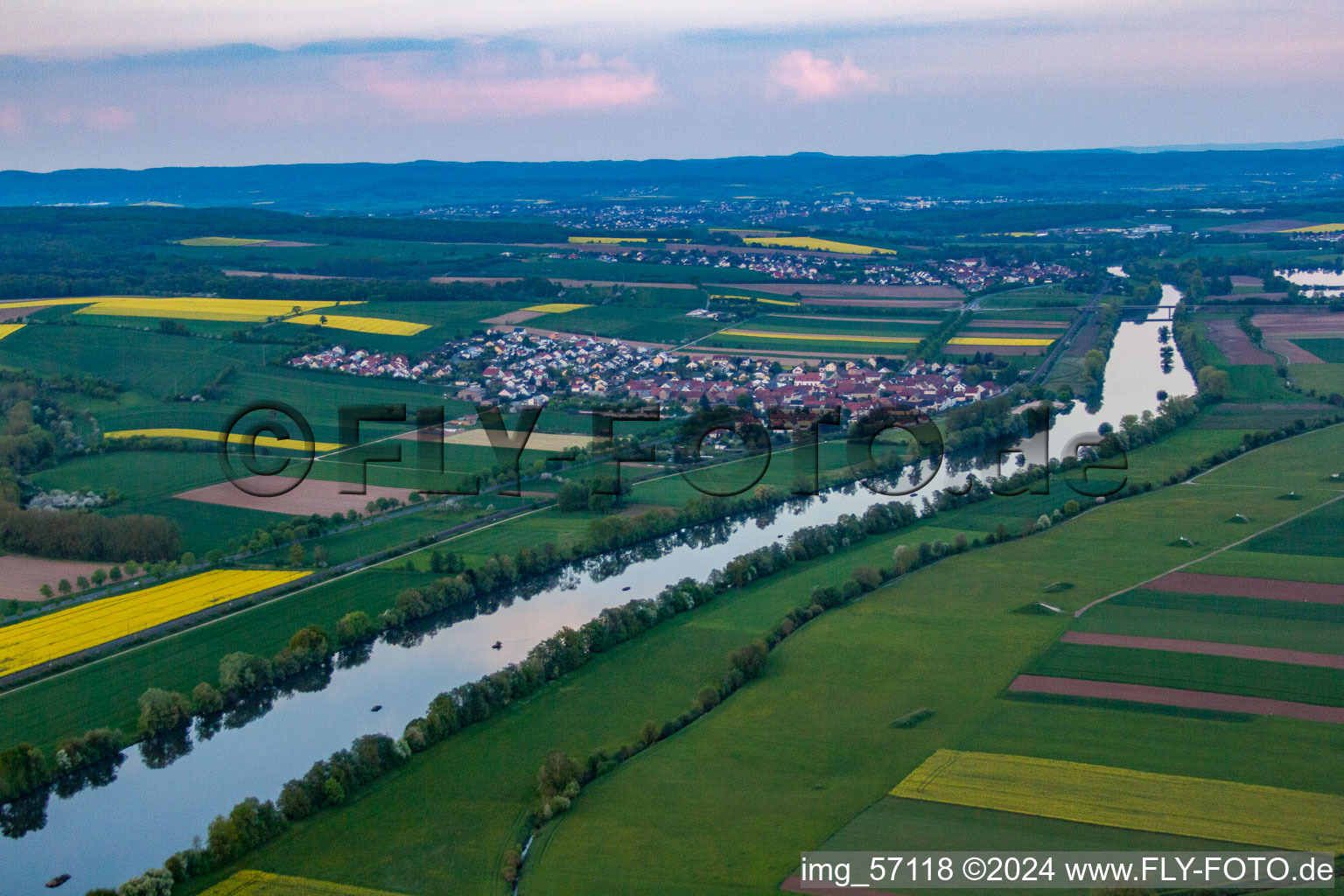 Vue aérienne de Quartier Untertheres in Theres dans le département Bavière, Allemagne