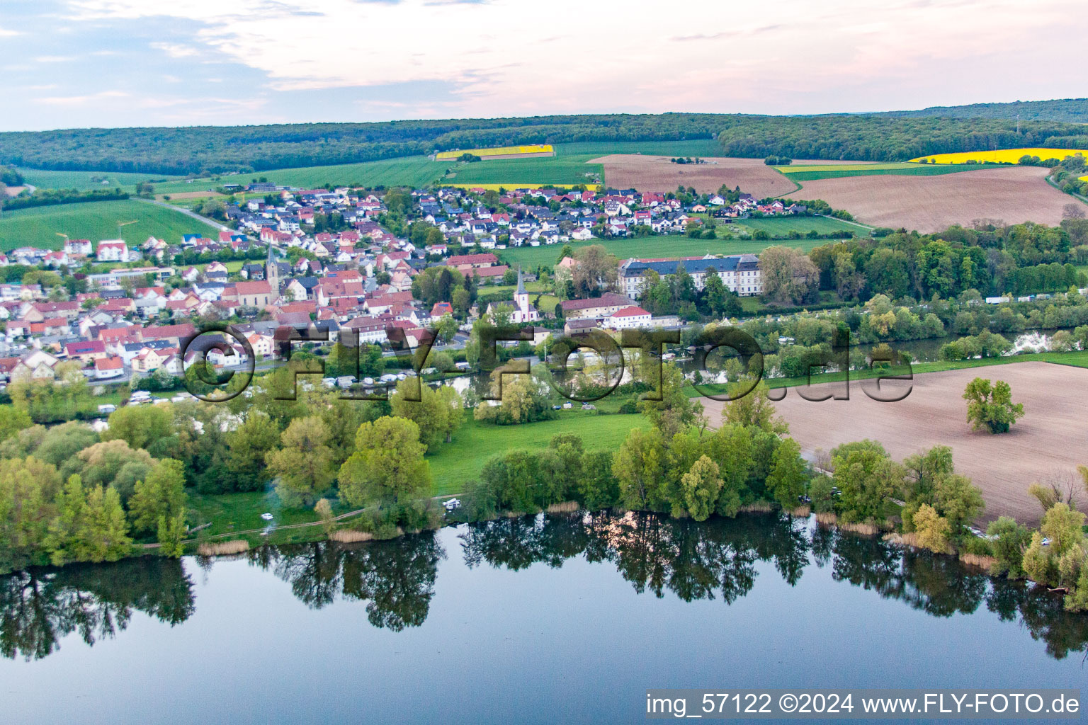 Vue aérienne de Vue de l'autre côté du Main sur le lac Hohauser à le quartier Obertheres in Theres dans le département Bavière, Allemagne