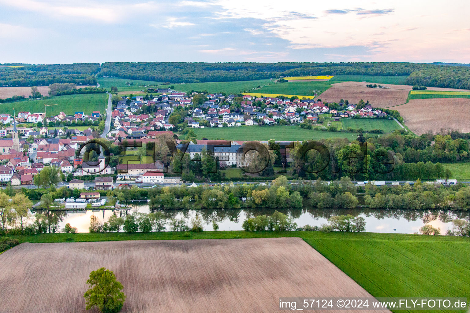 Vue aérienne de Vue au-delà du Main à le quartier Obertheres in Theres dans le département Bavière, Allemagne