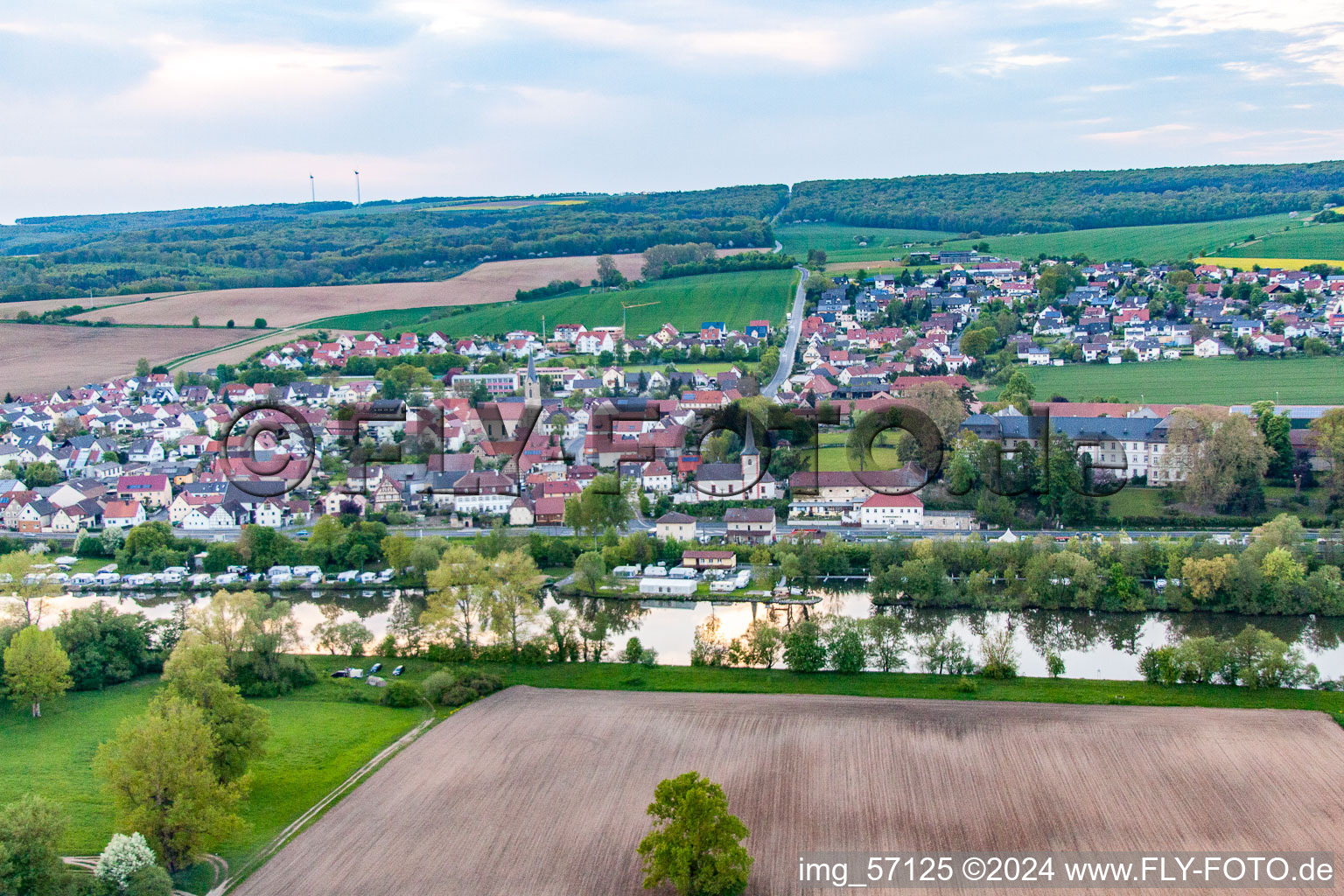 Vue aérienne de Vue au-delà du Main à le quartier Obertheres in Theres dans le département Bavière, Allemagne