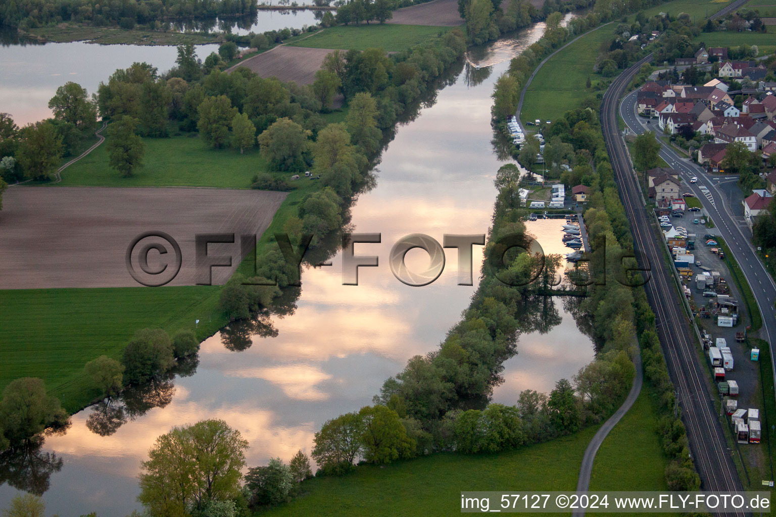 Vue aérienne de Zones riveraines le long de la rivière Main au coucher du soleil à le quartier Obertheres in Theres dans le département Bavière, Allemagne