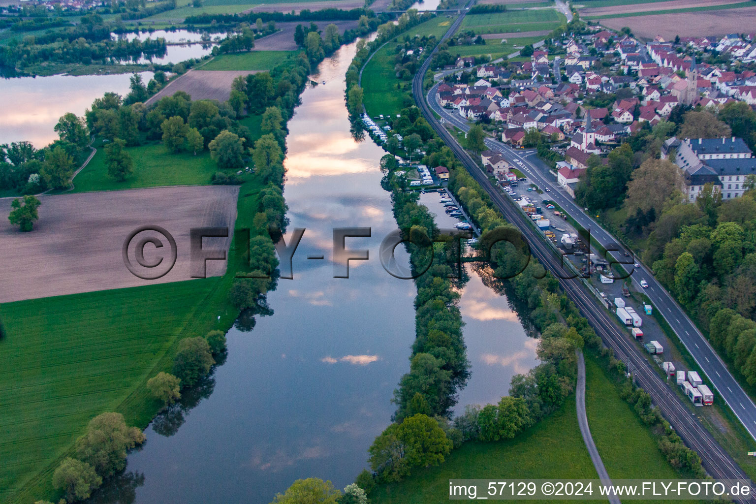 Vue aérienne de Motor club Obertheres au bord du Main au coucher du soleil à le quartier Obertheres in Theres dans le département Bavière, Allemagne