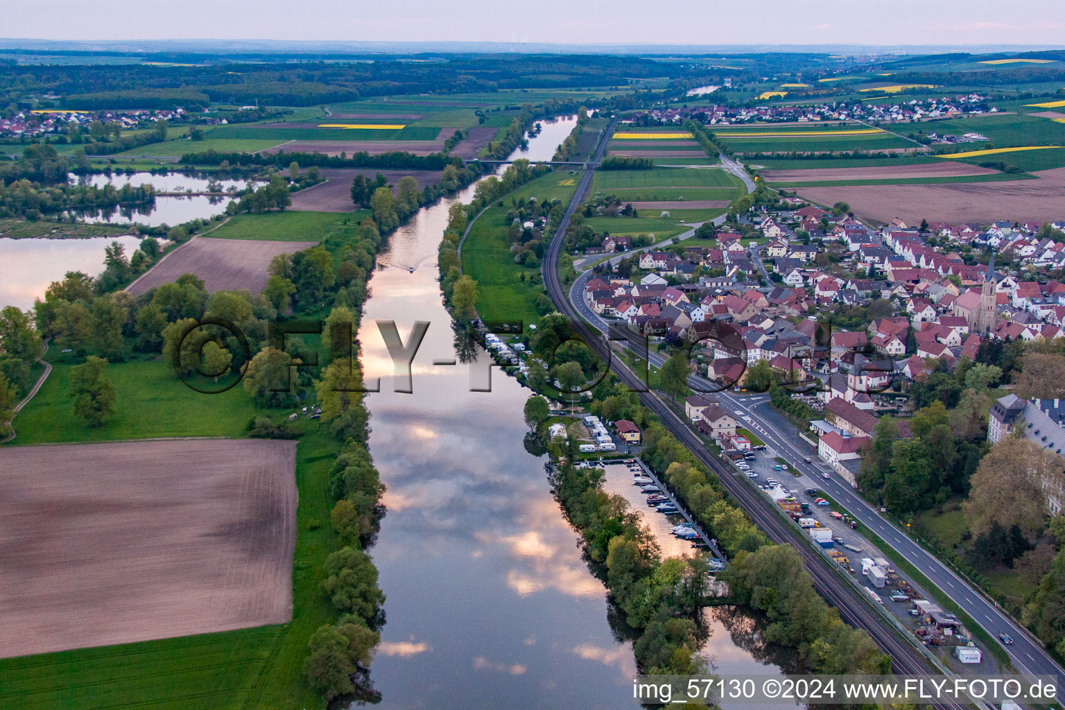 Vue aérienne de Motor club Obertheres au bord du Main au coucher du soleil à le quartier Obertheres in Theres dans le département Bavière, Allemagne