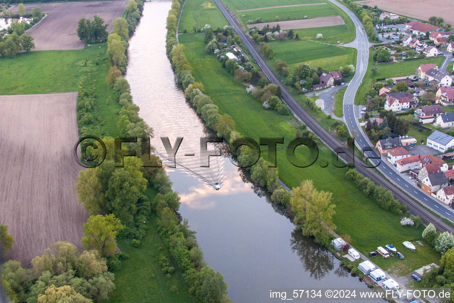 Vue aérienne de Bateau de plaisance sur la Main à le quartier Obertheres in Theres dans le département Bavière, Allemagne