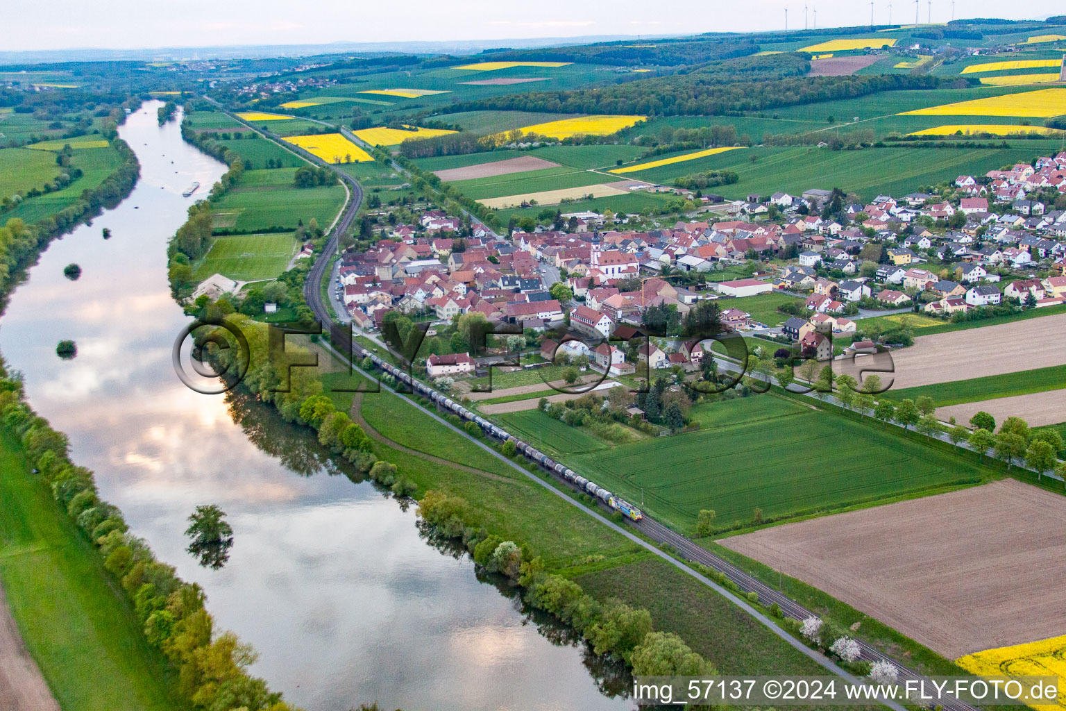 Vue aérienne de Place au bord du Main à le quartier Untertheres in Theres dans le département Bavière, Allemagne