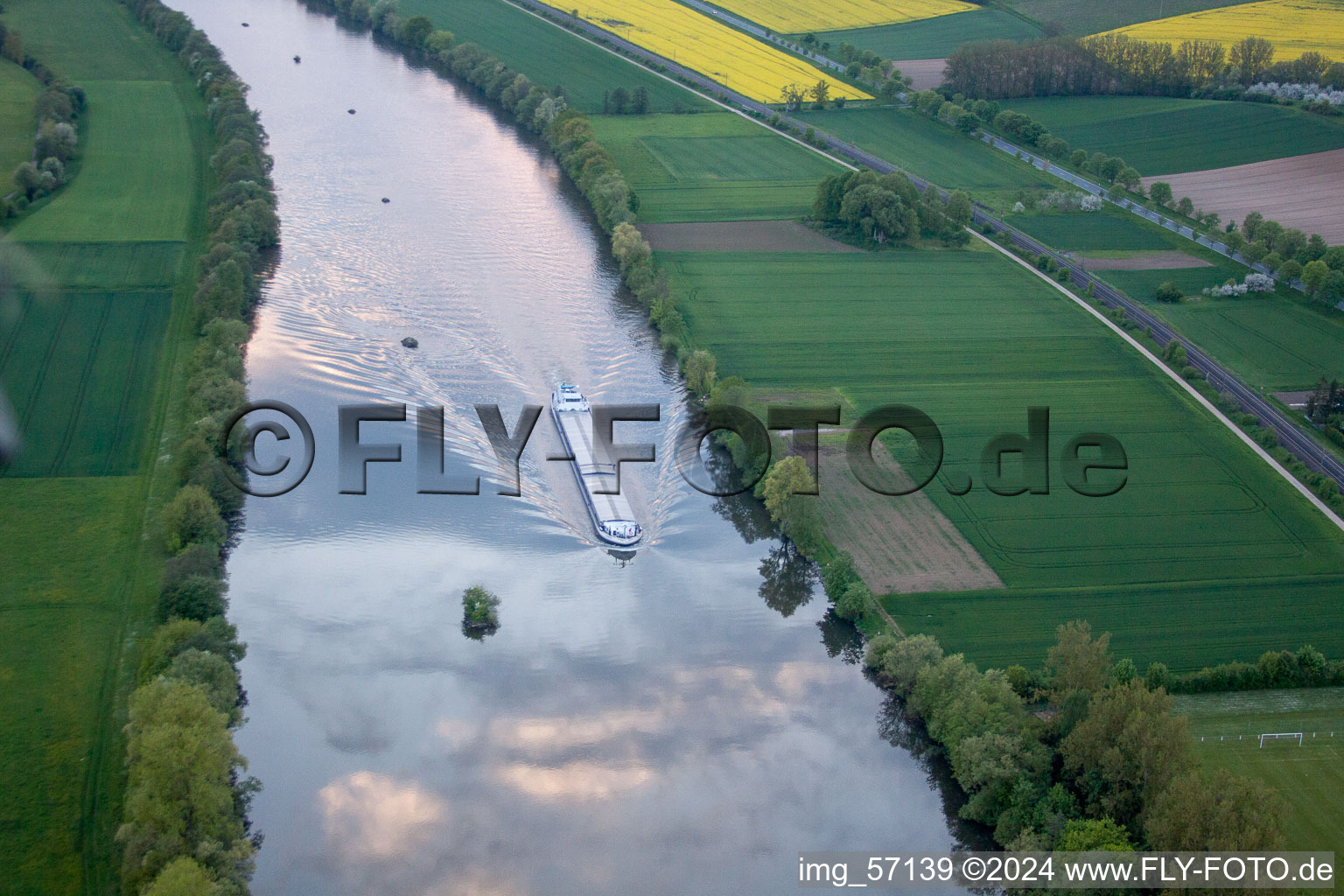 Vue aérienne de Zones riveraines de la rivière Main à le quartier Ottendorf in Gädheim dans le département Bavière, Allemagne