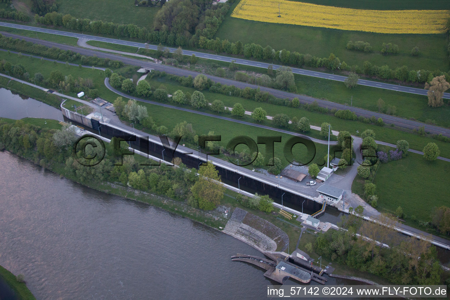 Vue aérienne de Zones riveraines de la rivière Main à le quartier Ottendorf in Gädheim dans le département Bavière, Allemagne