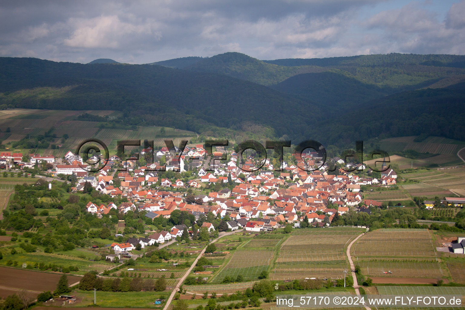 Quartier Rechtenbach in Schweigen-Rechtenbach dans le département Rhénanie-Palatinat, Allemagne du point de vue du drone