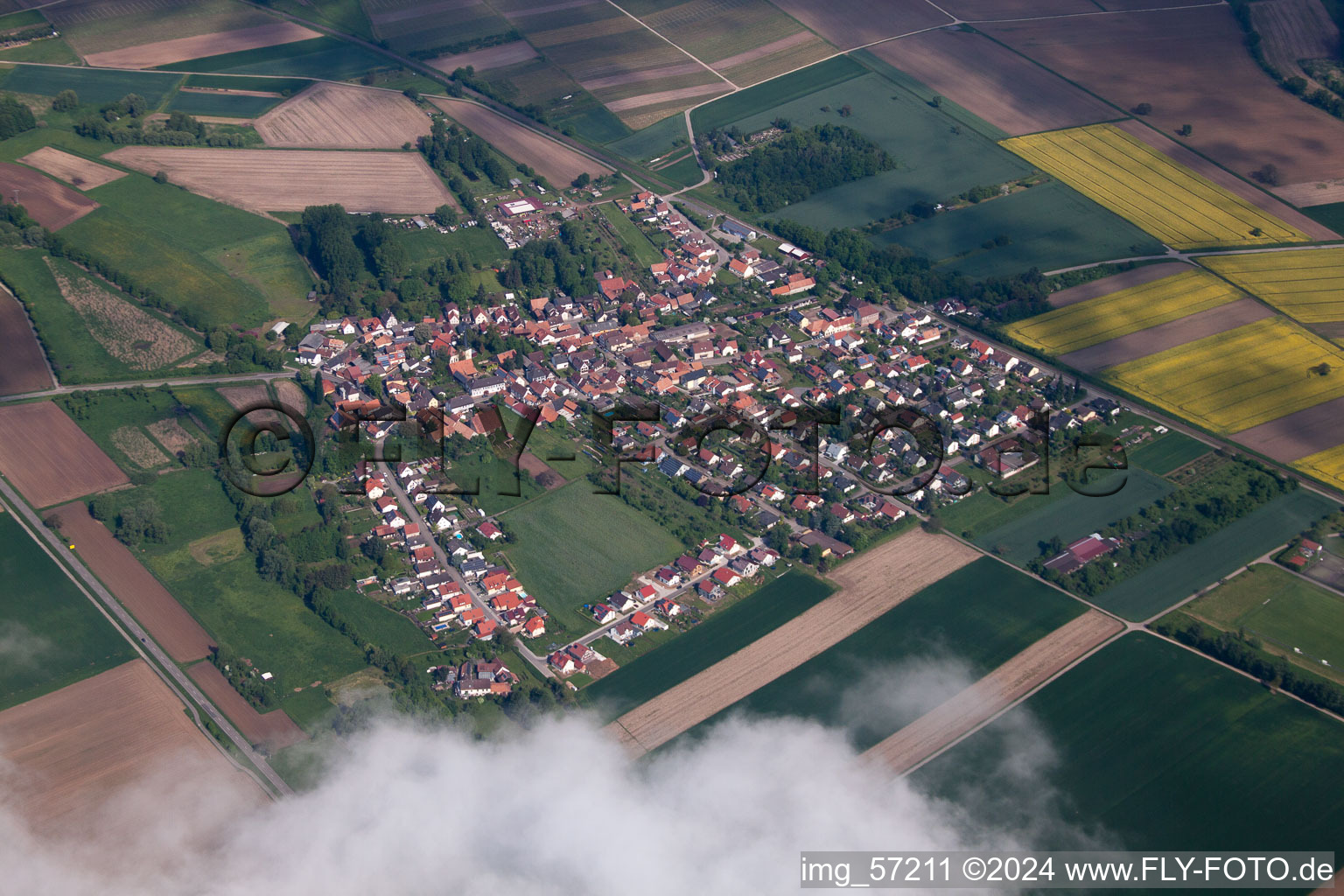 Vue sur le village à Barbelroth dans le département Rhénanie-Palatinat, Allemagne d'en haut