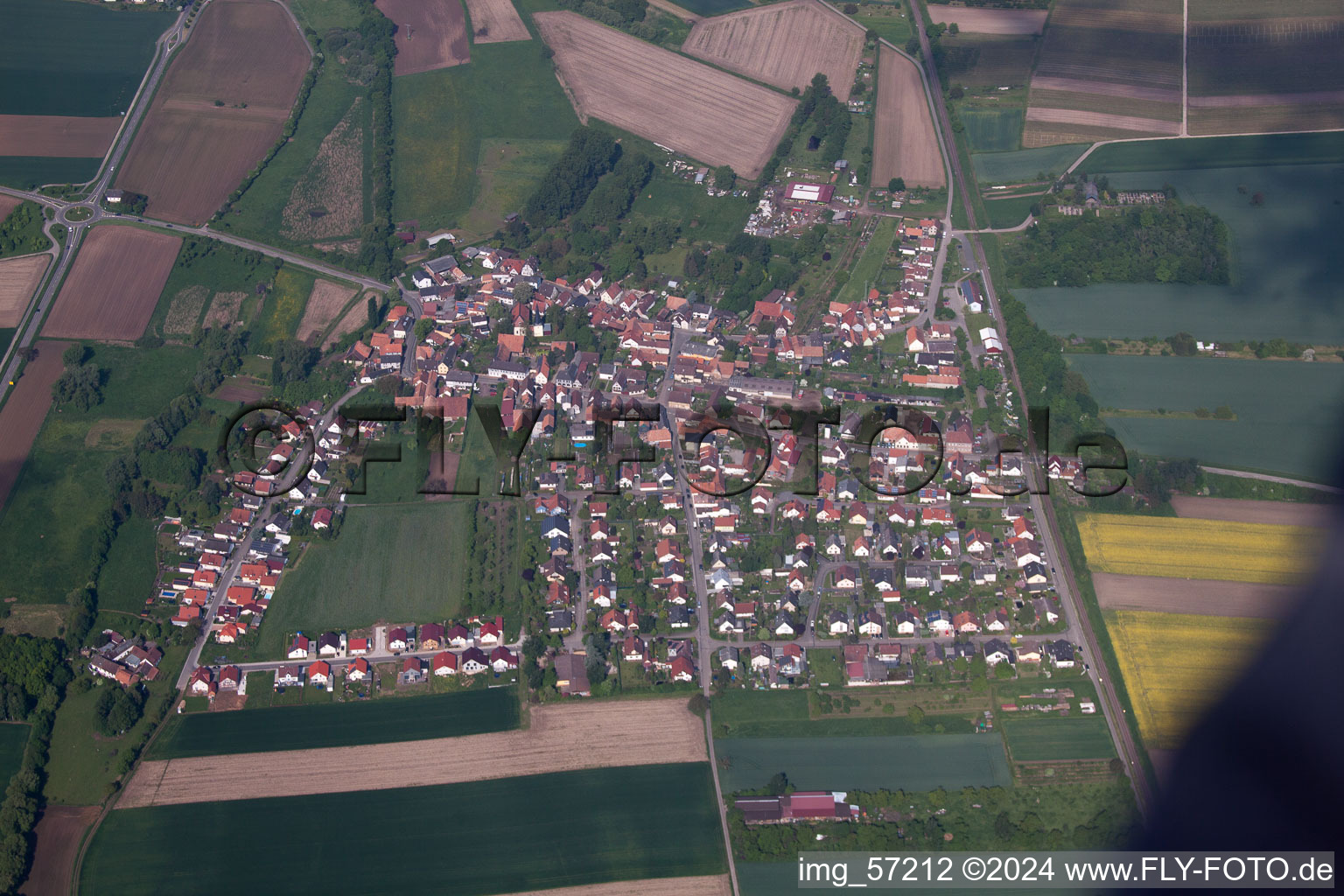 Barbelroth dans le département Rhénanie-Palatinat, Allemagne du point de vue du drone