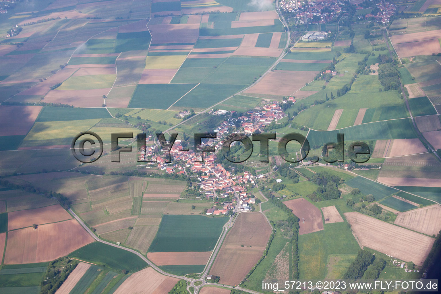Oberhausen dans le département Rhénanie-Palatinat, Allemagne du point de vue du drone