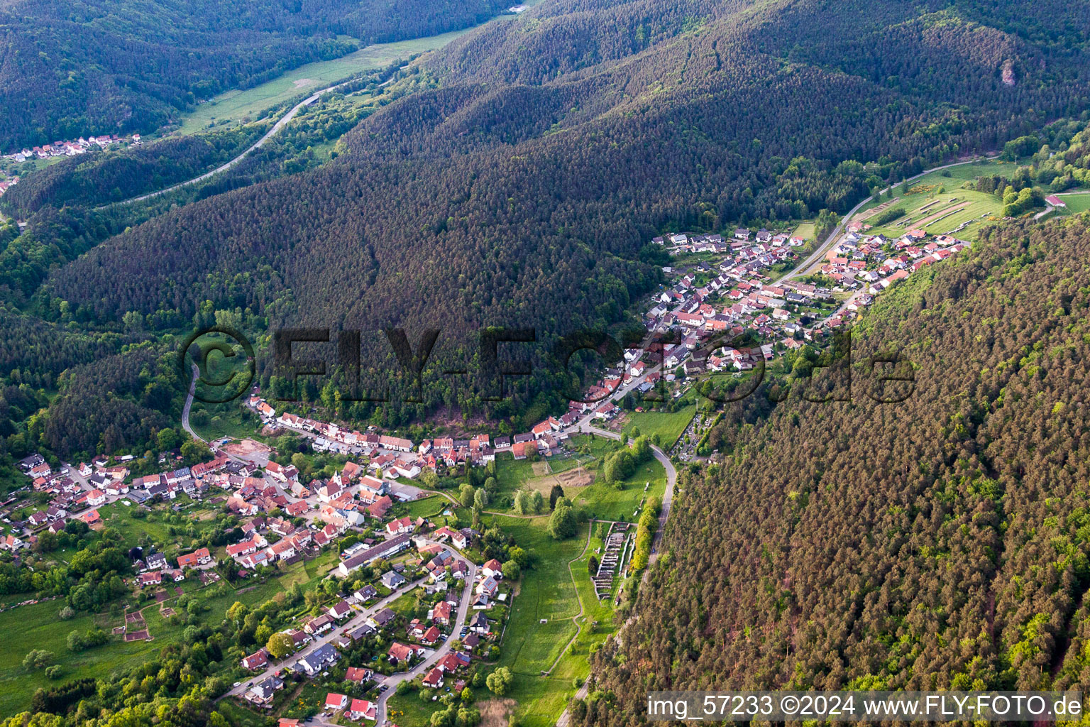 Vue aérienne de Champs agricoles et surfaces utilisables à Spirkelbach dans le département Rhénanie-Palatinat, Allemagne