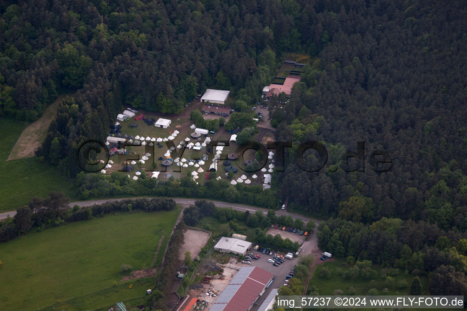 Vue aérienne de Camp à Hauenstein dans le département Rhénanie-Palatinat, Allemagne