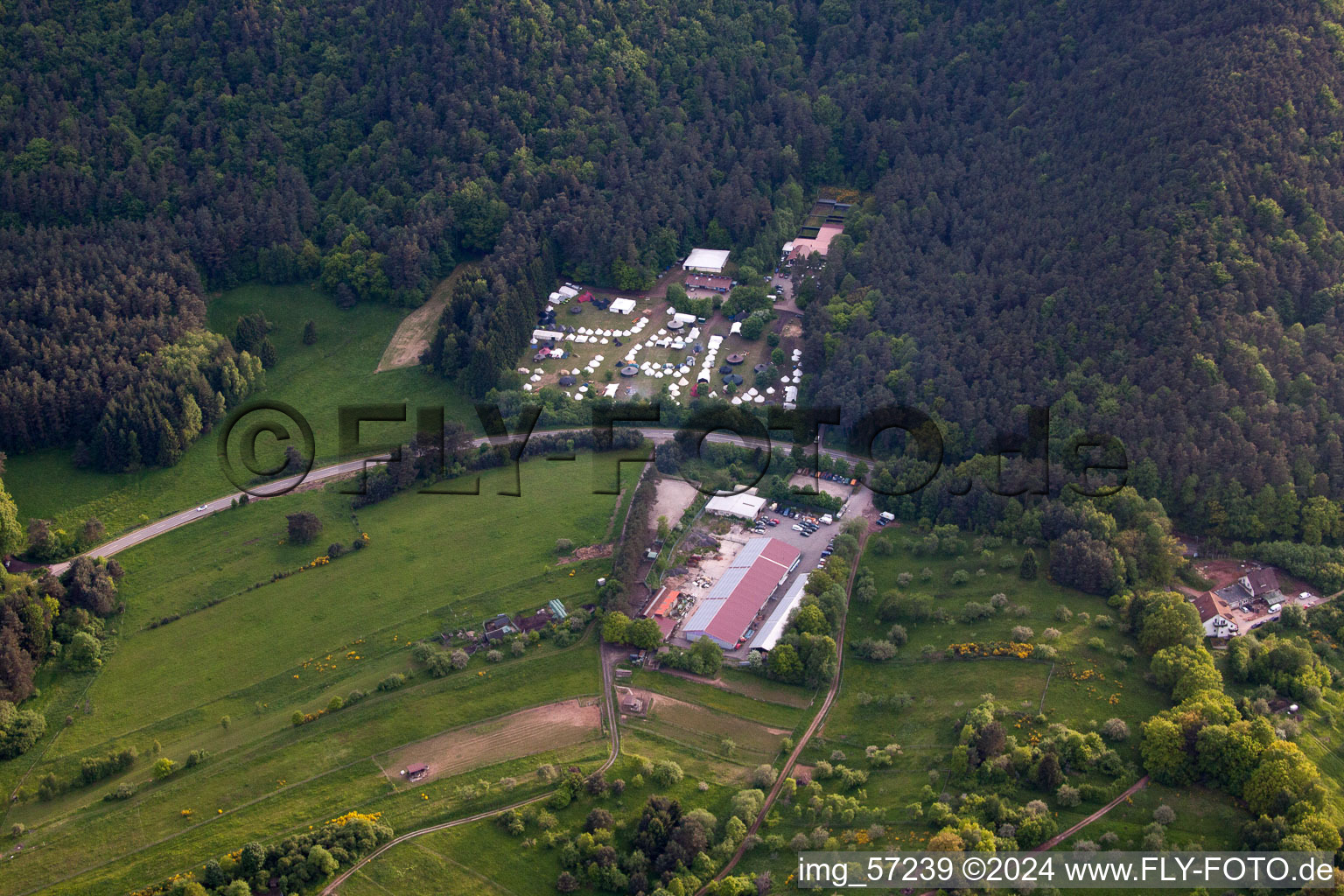 Vue aérienne de Camp à Hauenstein dans le département Rhénanie-Palatinat, Allemagne