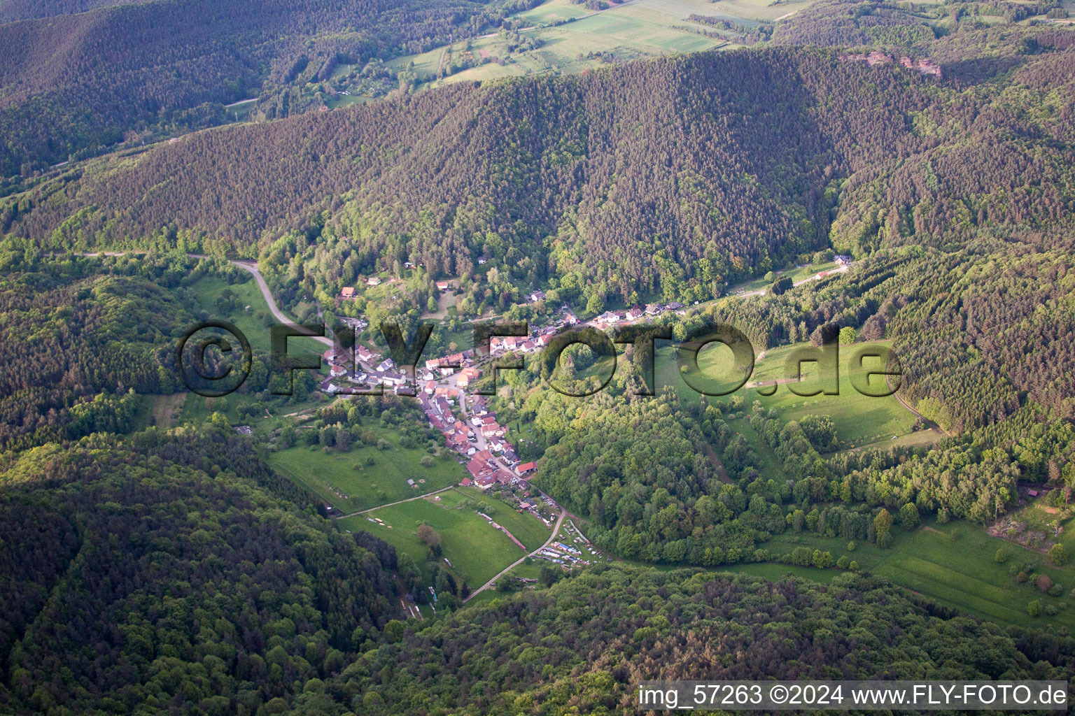 Vue oblique de Vue sur le village à Dimbach dans le département Rhénanie-Palatinat, Allemagne