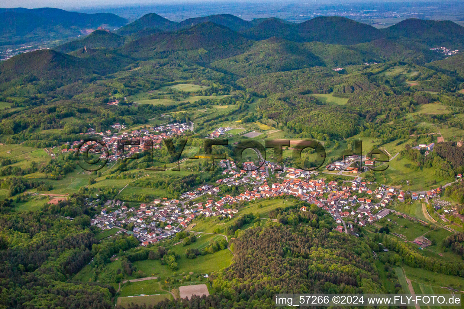 Vue aérienne de Vue sur le village à le quartier Gossersweiler in Gossersweiler-Stein dans le département Rhénanie-Palatinat, Allemagne