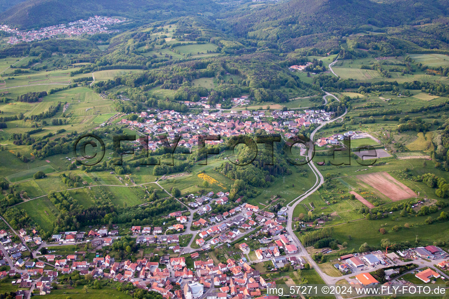 Vue d'oiseau de Völkersweiler dans le département Rhénanie-Palatinat, Allemagne