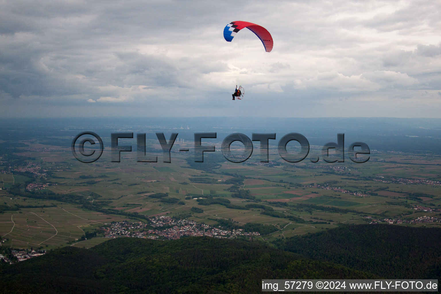 Vue d'oiseau de Klingenmünster dans le département Rhénanie-Palatinat, Allemagne