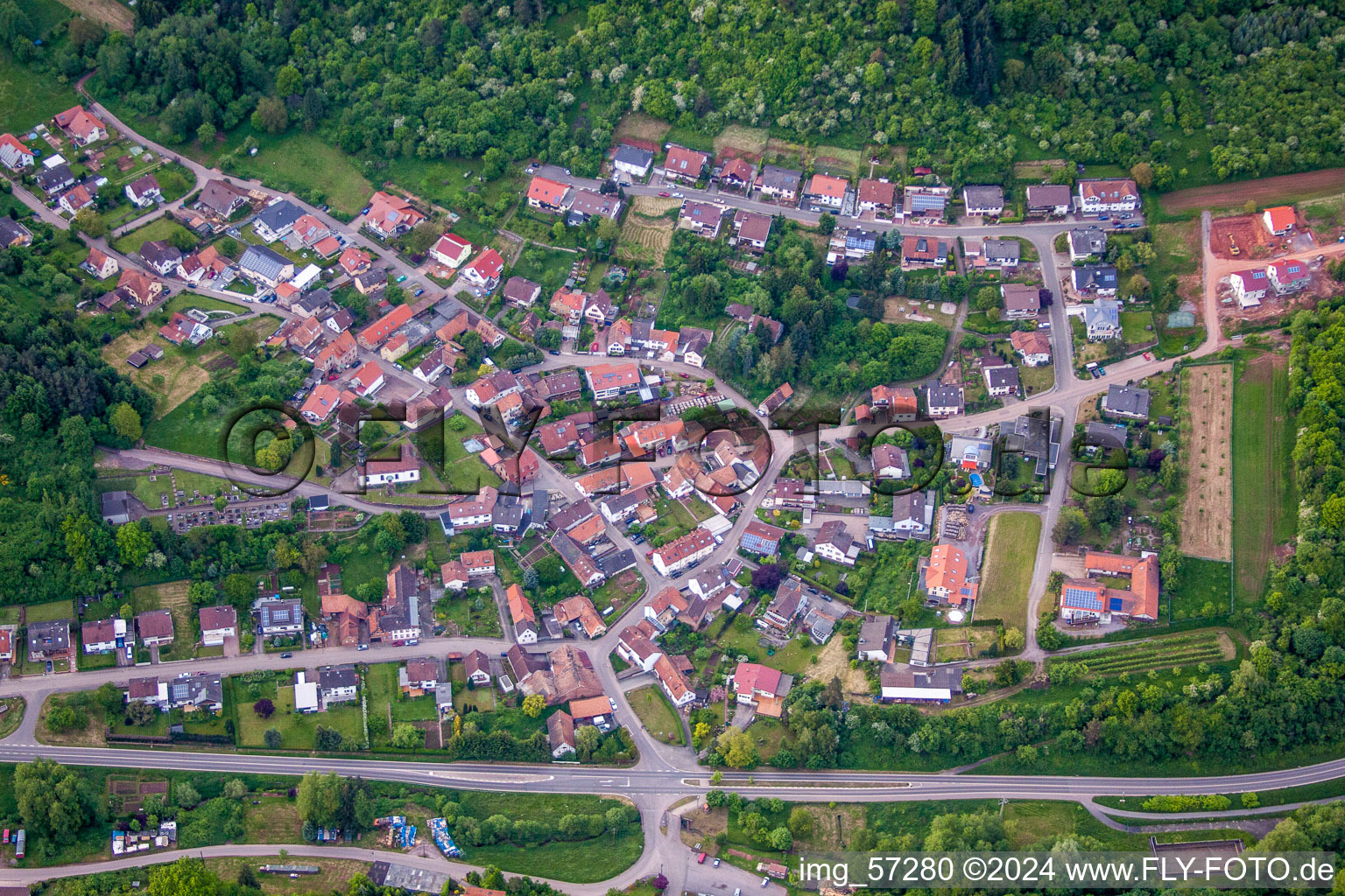 Vue aérienne de Vue sur le village à Waldhambach dans le département Rhénanie-Palatinat, Allemagne