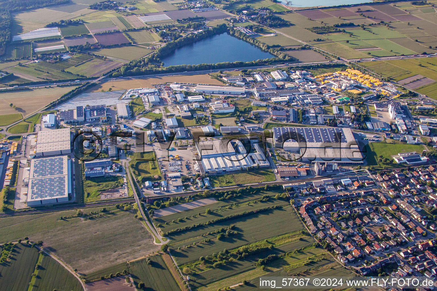 Vue aérienne de Zone industrielle de la Daimlerstrasse depuis l'est à Malsch dans le département Bade-Wurtemberg, Allemagne