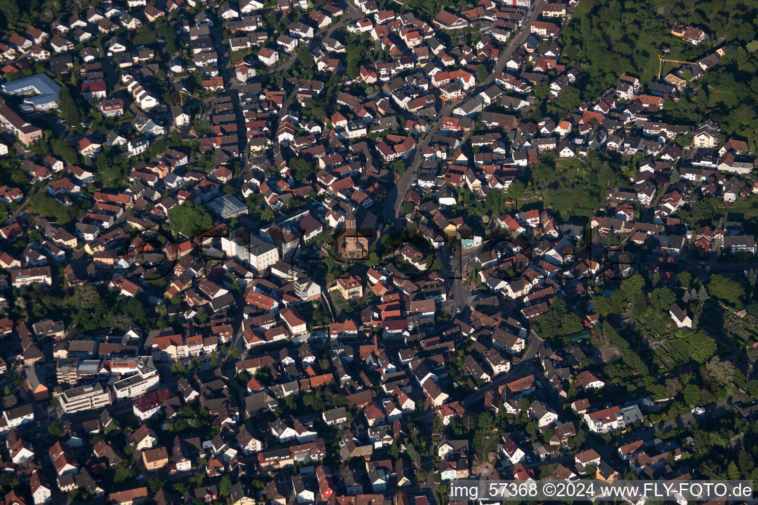 Vue aérienne de Saint-Cyriak depuis l'ouest à Malsch dans le département Bade-Wurtemberg, Allemagne