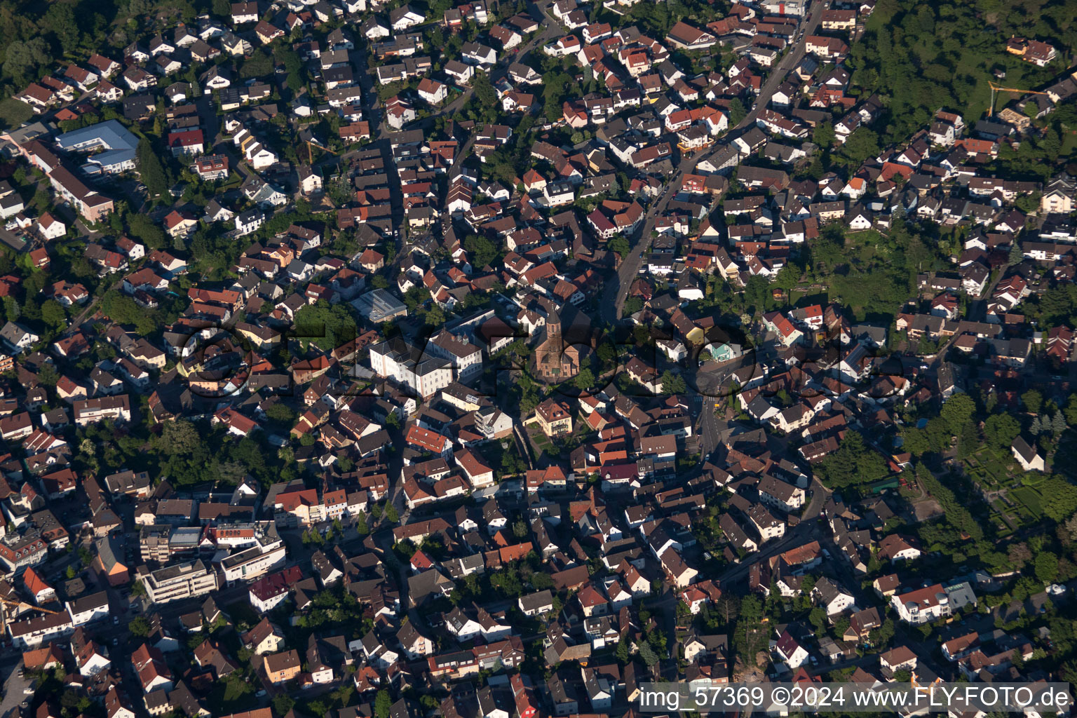 Vue aérienne de Saint-Cyriak depuis l'ouest à Malsch dans le département Bade-Wurtemberg, Allemagne