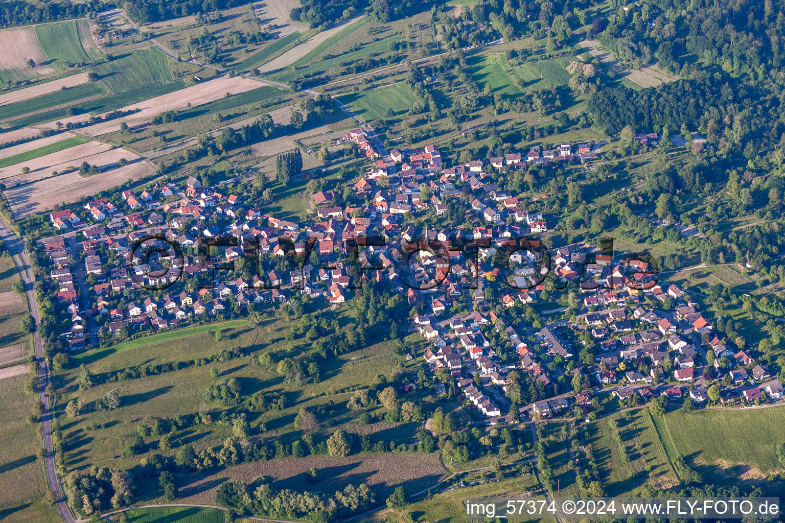 Vue aérienne de Vue des rues et des maisons des quartiers résidentiels à le quartier Oberweier in Ettlingen dans le département Bade-Wurtemberg, Allemagne