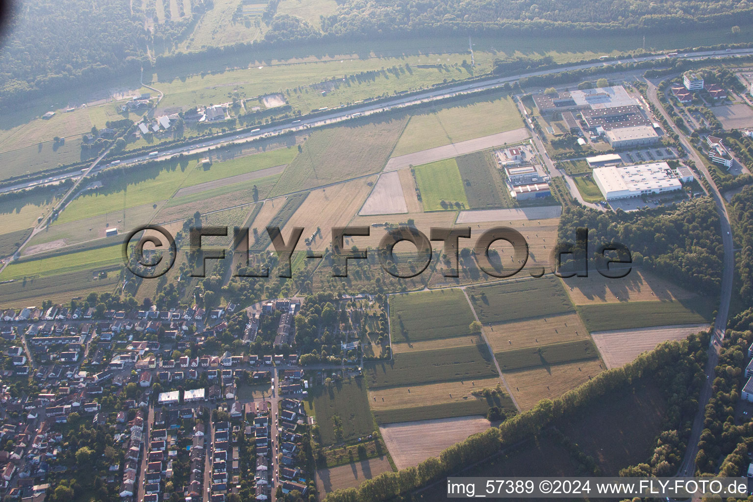 Vue d'oiseau de Quartier Bruchhausen in Ettlingen dans le département Bade-Wurtemberg, Allemagne