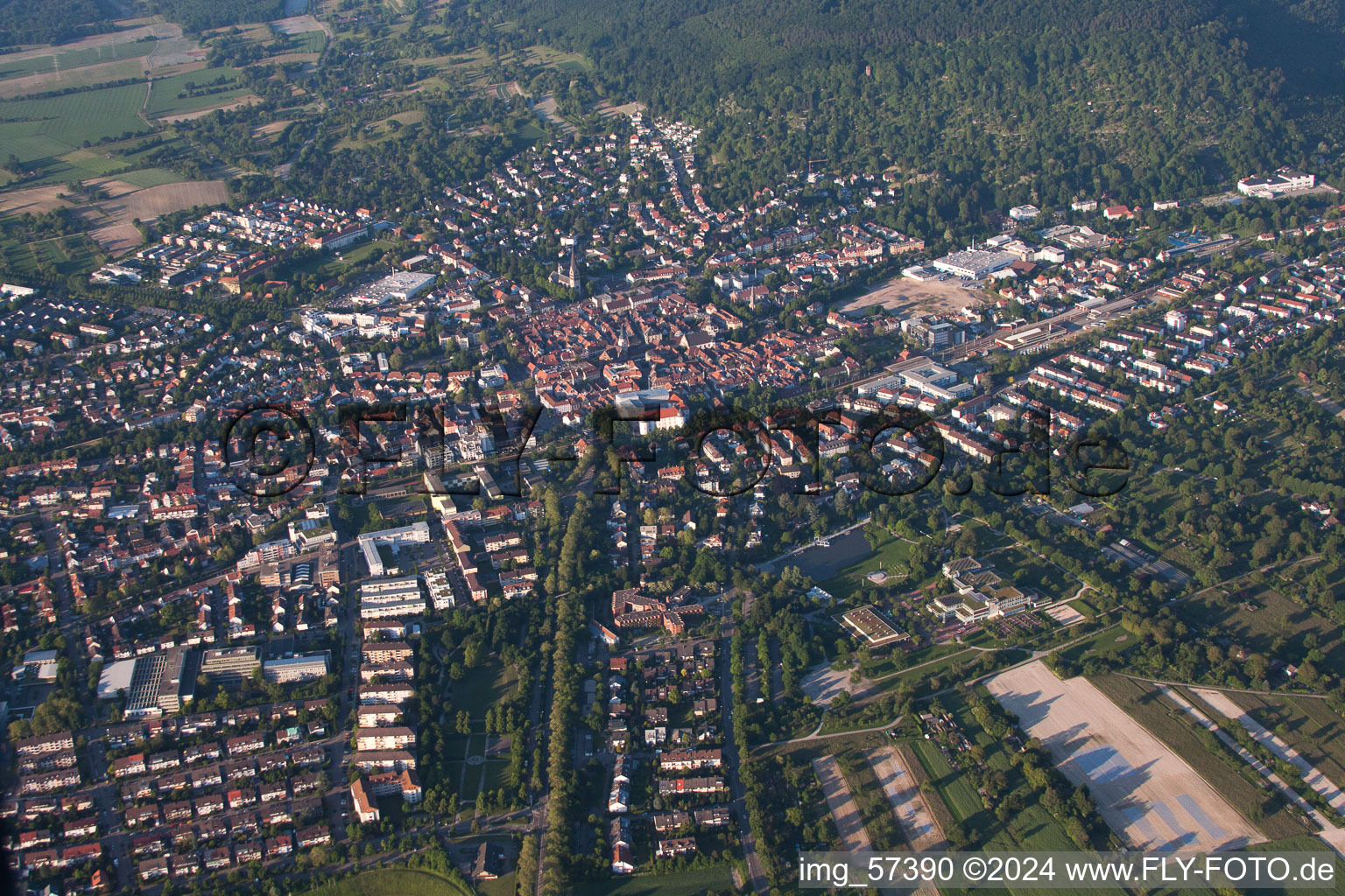 Ettlingen dans le département Bade-Wurtemberg, Allemagne vue d'en haut