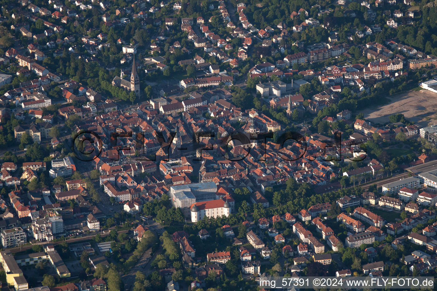 Vue aérienne de Vieille ville du sud-ouest à Ettlingen dans le département Bade-Wurtemberg, Allemagne