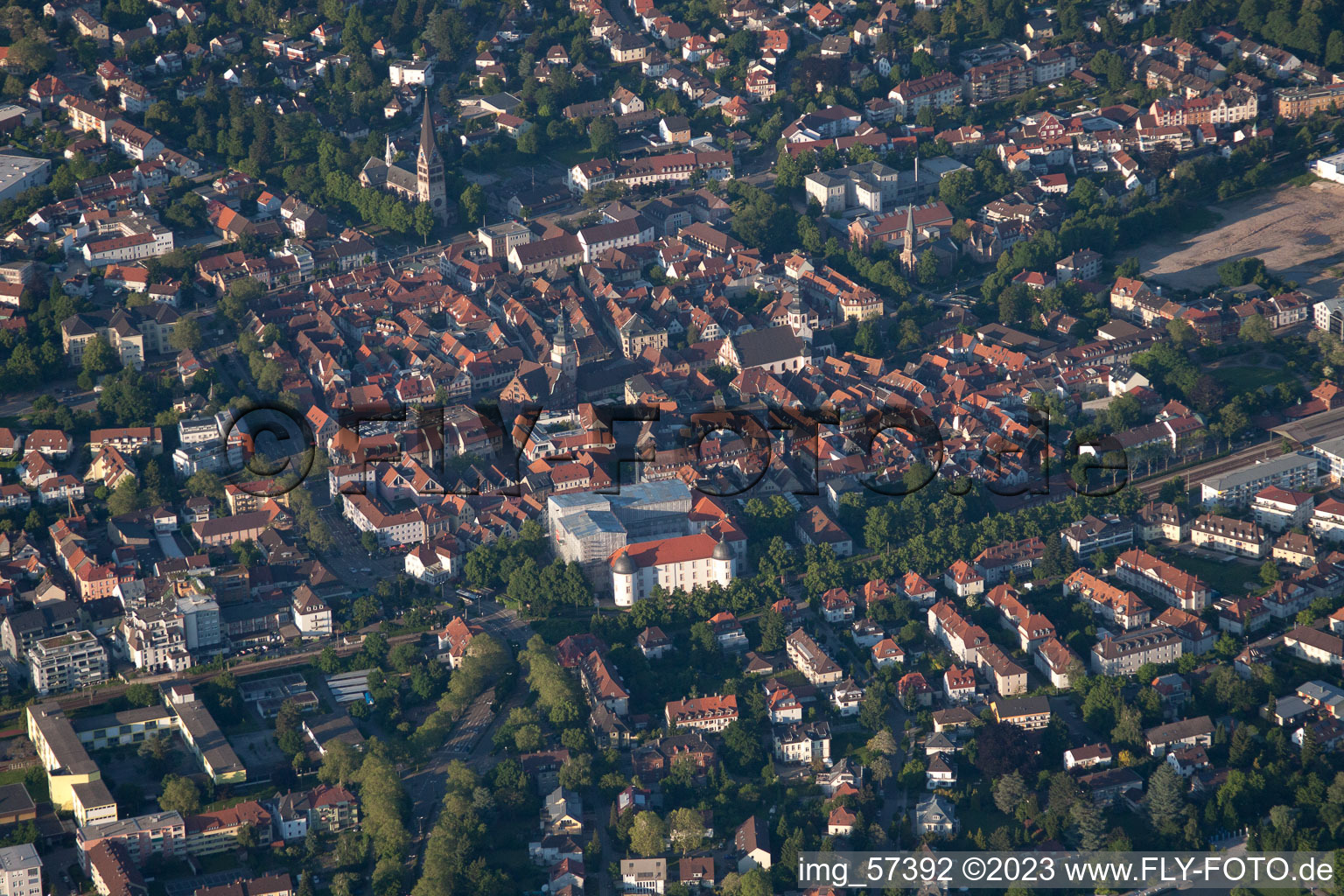 Vue aérienne de Vieille ville du sud-ouest à Ettlingen dans le département Bade-Wurtemberg, Allemagne