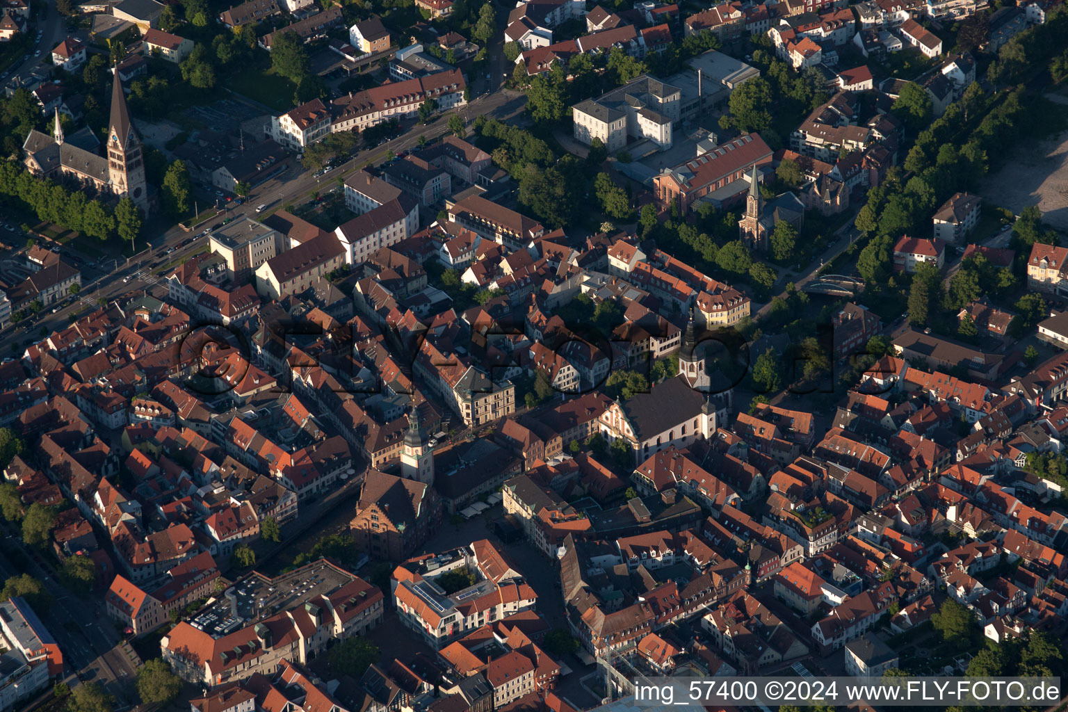 Ettlingen dans le département Bade-Wurtemberg, Allemagne depuis l'avion