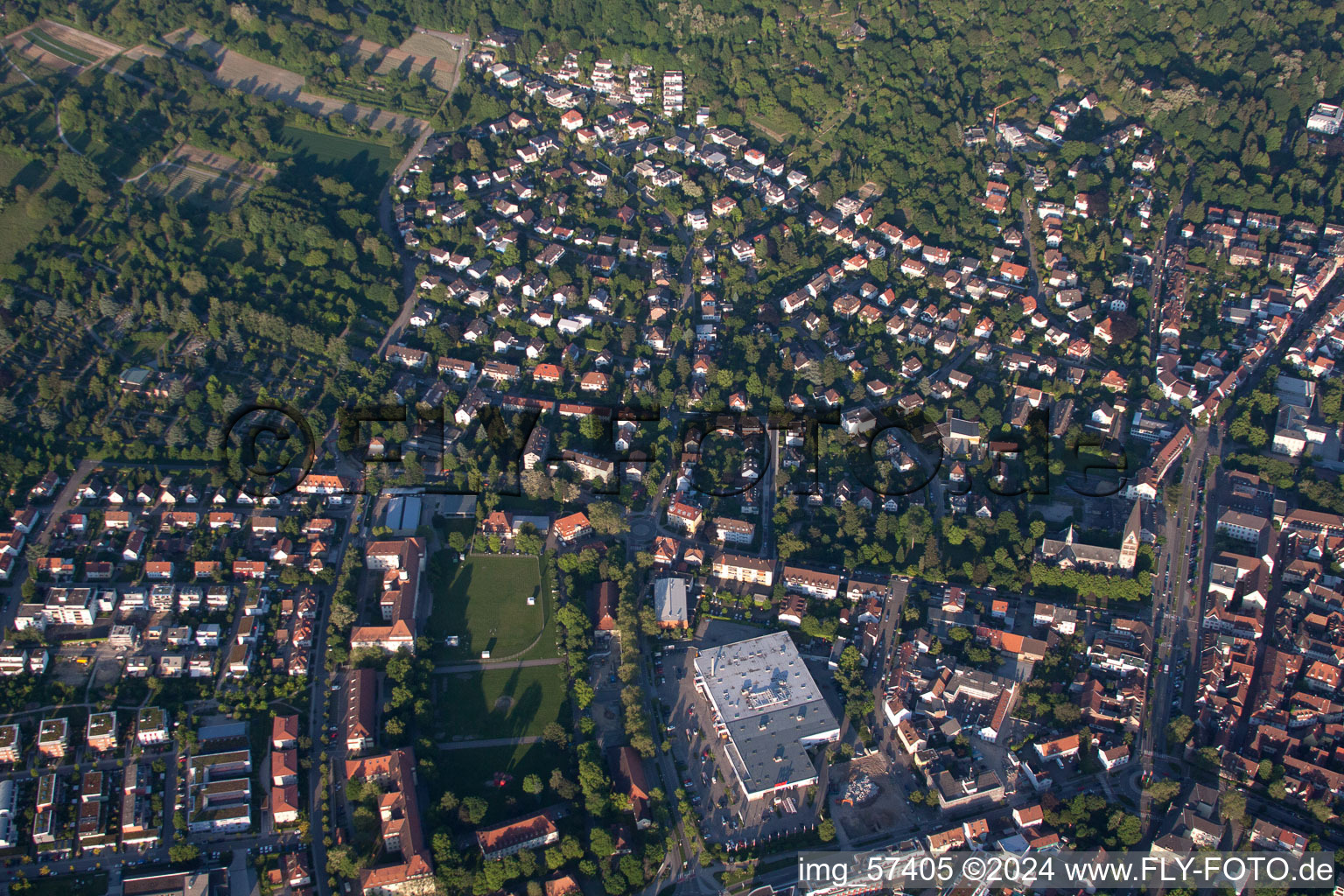 Ettlingen dans le département Bade-Wurtemberg, Allemagne vue du ciel