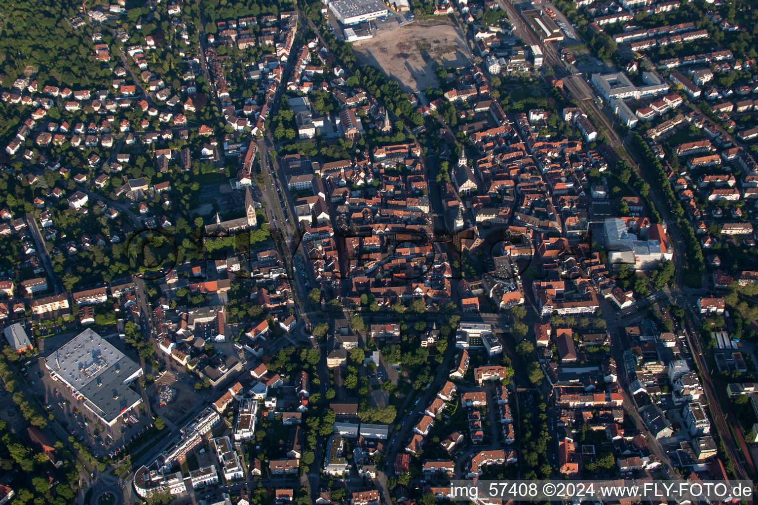 Ettlingen dans le département Bade-Wurtemberg, Allemagne du point de vue du drone