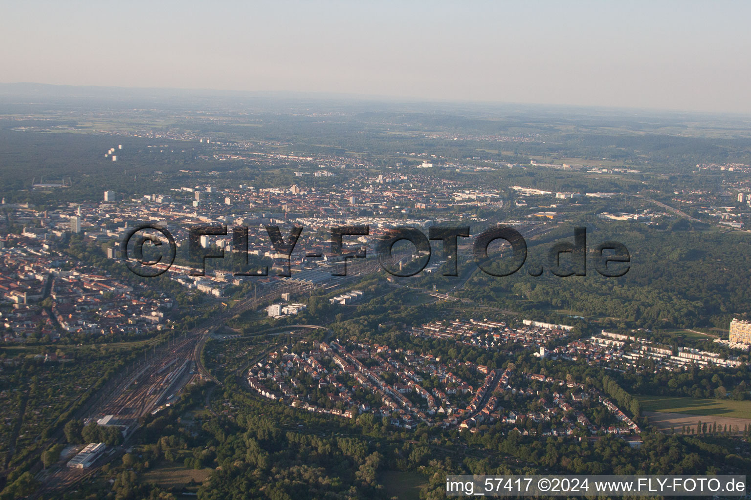 Vue oblique de Du sud à le quartier Weiherfeld-Dammerstock in Karlsruhe dans le département Bade-Wurtemberg, Allemagne