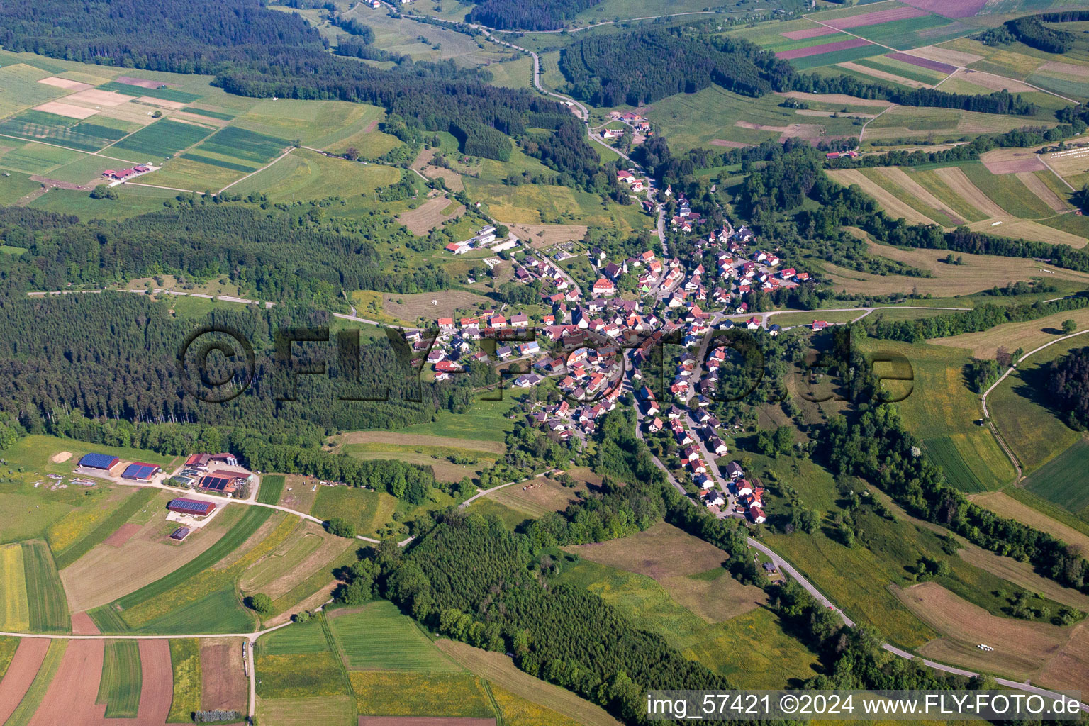 Vue aérienne de Champs agricoles et surfaces utilisables à Zimmern unter der Burg dans le département Bade-Wurtemberg, Allemagne