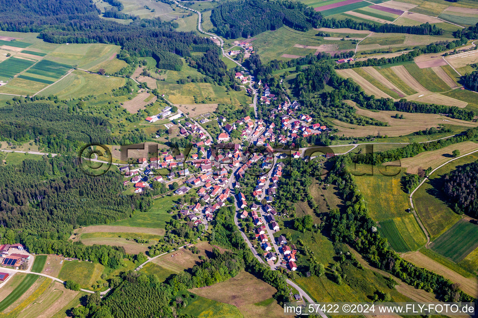 Vue aérienne de Champs agricoles et surfaces utilisables à Zimmern unter der Burg dans le département Bade-Wurtemberg, Allemagne