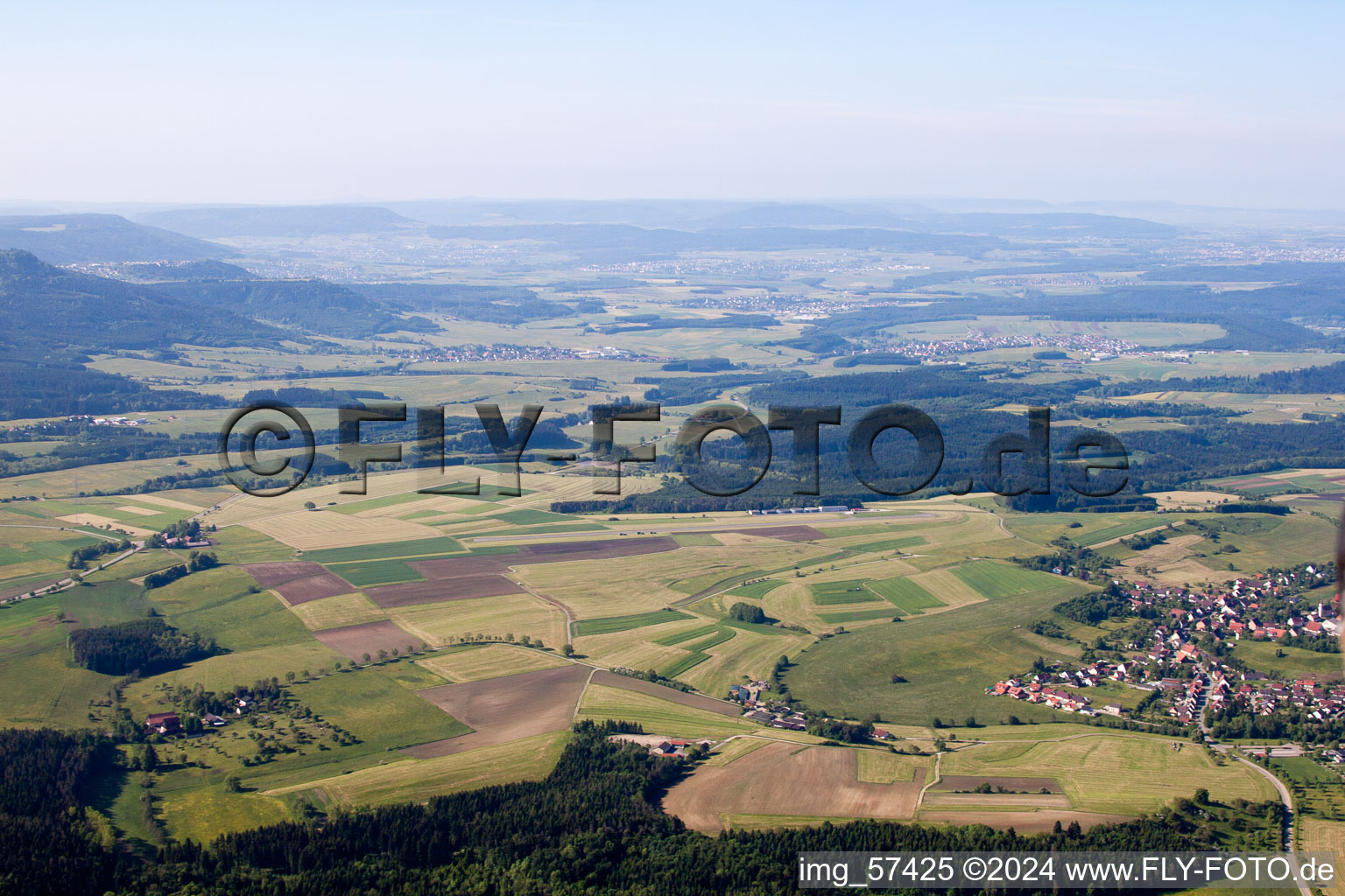 Vue aérienne de Rottweil, aérodrome ESDSZ à le quartier Zepfenhan in Rottweil dans le département Bade-Wurtemberg, Allemagne