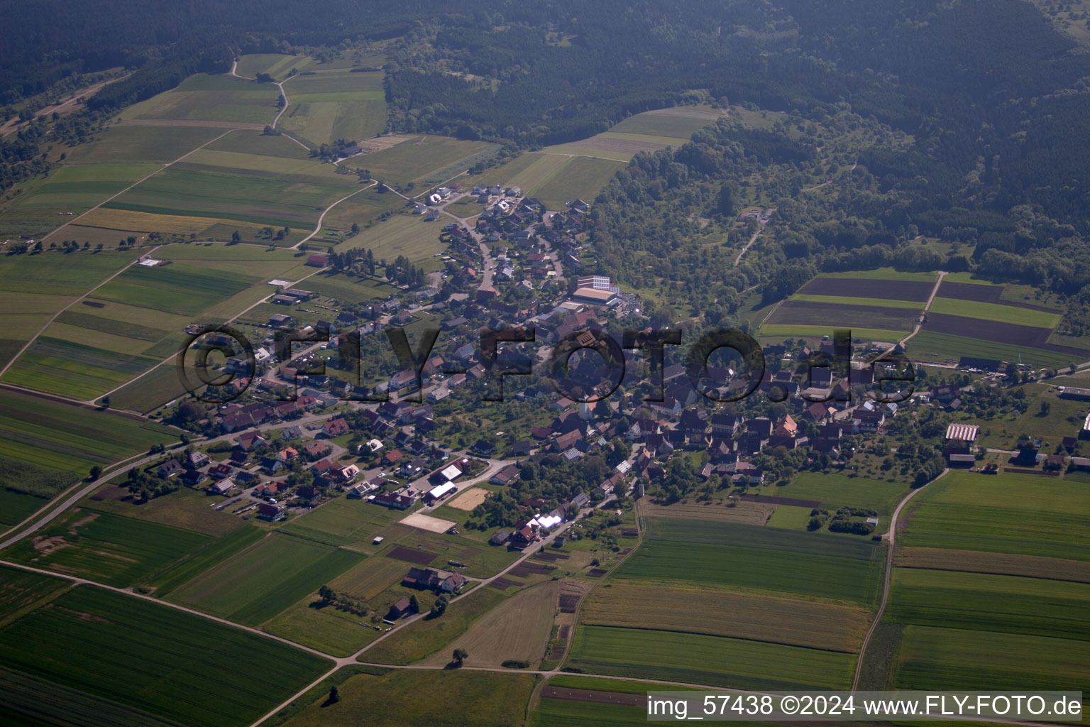 Vue aérienne de Vue des rues et des maisons des quartiers résidentiels à le quartier Bickelsberg in Rosenfeld dans le département Bade-Wurtemberg, Allemagne