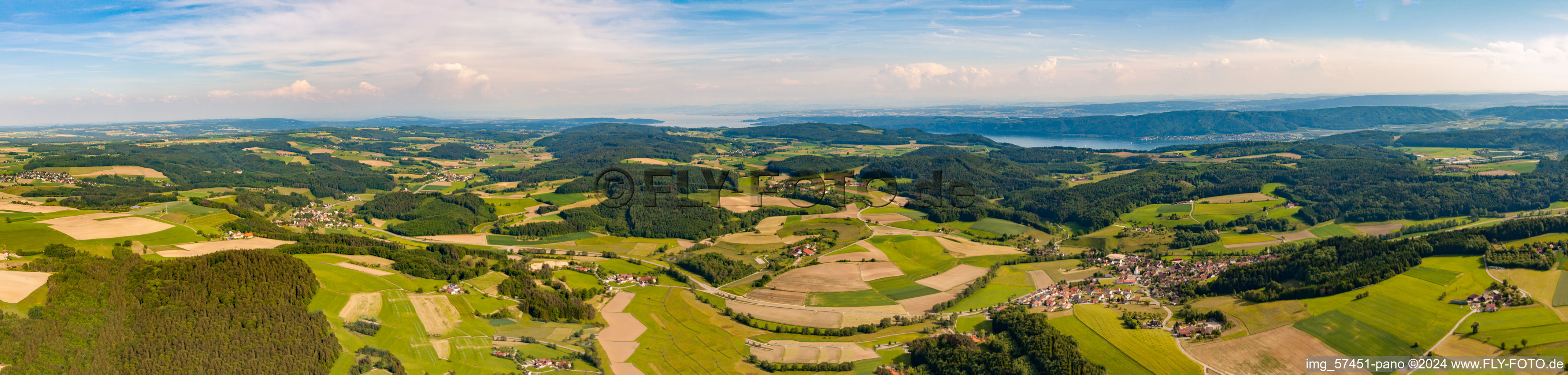 Vue aérienne de Panorama de l'arrière-pays du lac de Constance en Winterspüren à le quartier Winterspüren in Stockach dans le département Bade-Wurtemberg, Allemagne