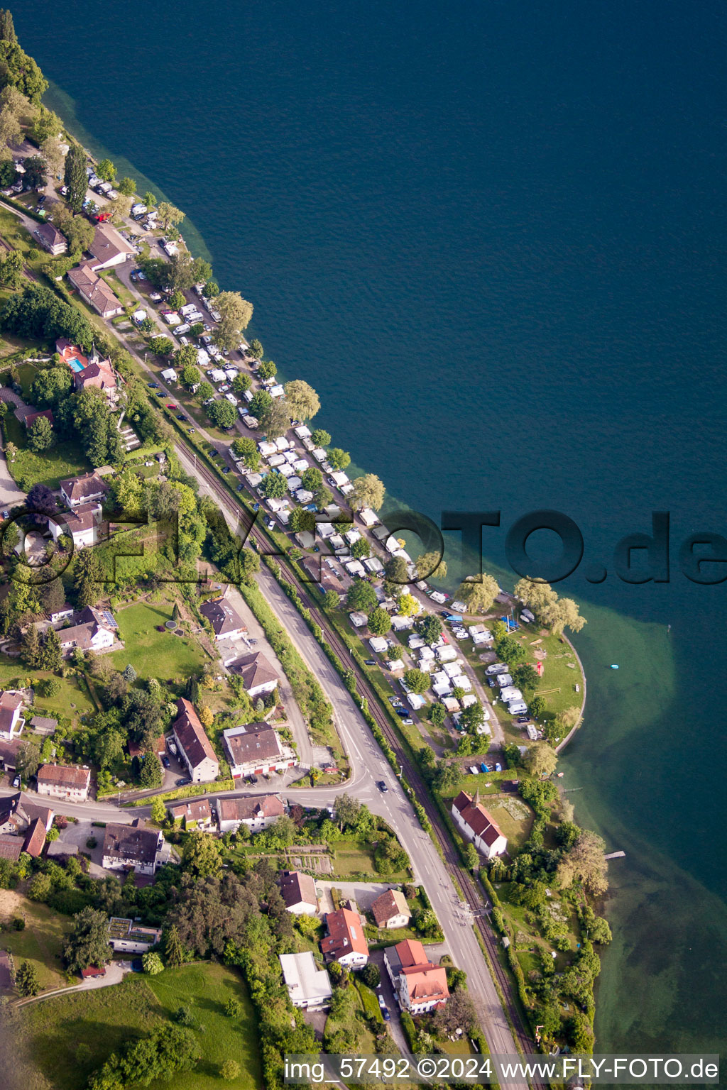 Vue aérienne de Caravanes et tentes au camping au bord du lac de Constance dans le quartier de Goldbach à Überlingen dans le département Bade-Wurtemberg, Allemagne