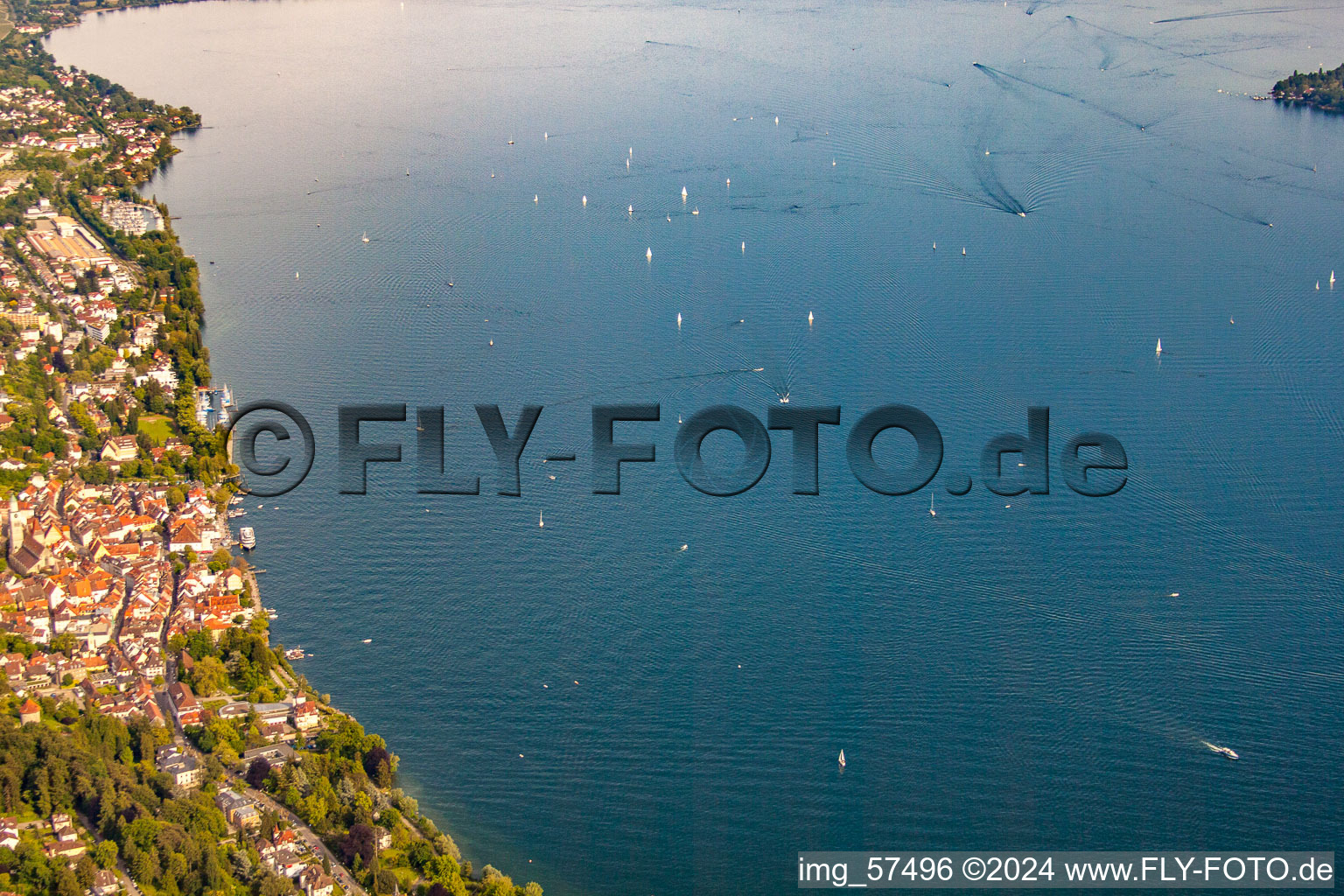 Vue aérienne de Lac de Constance avec voiliers à Überlingen dans le département Bade-Wurtemberg, Allemagne