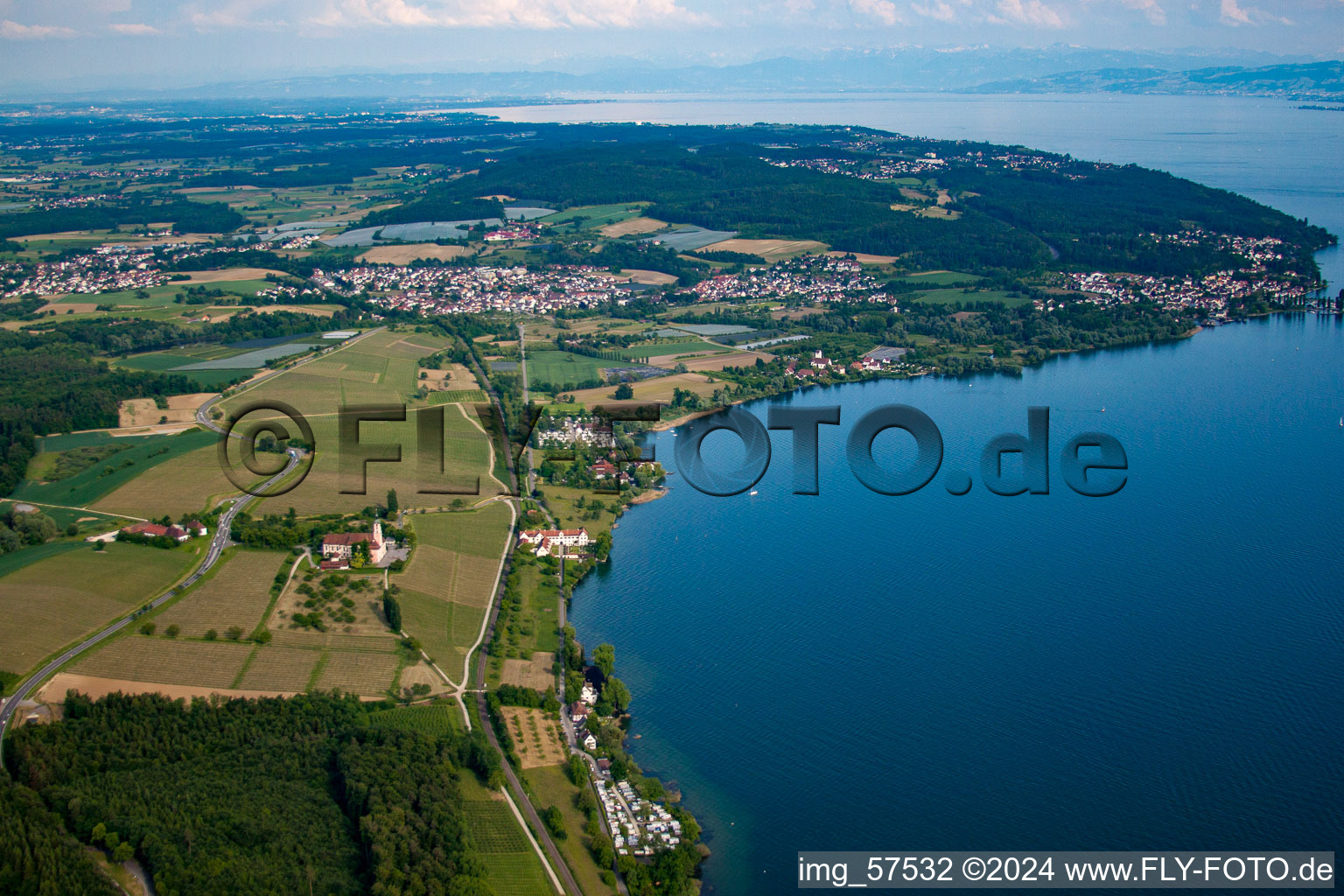 Vue aérienne de Monastère de Birnau au bord du lac de Constance à le quartier Seefelden in Uhldingen-Mühlhofen dans le département Bade-Wurtemberg, Allemagne