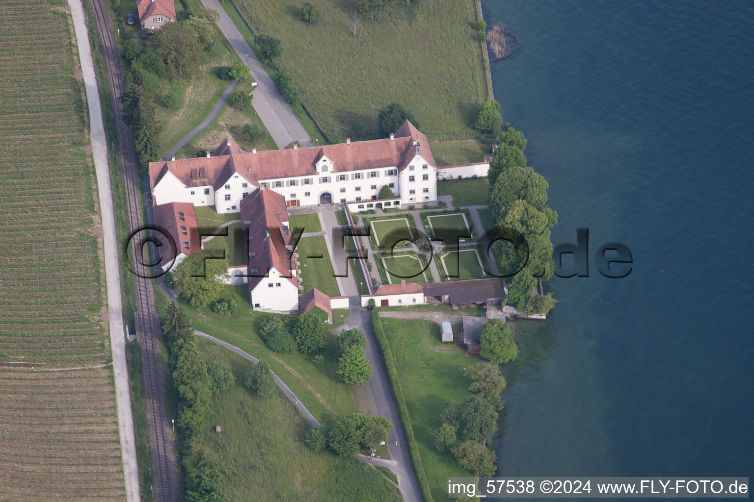 Complexe du château du lac de Constance-Schloss Maurach à le quartier Seefelden in Uhldingen-Mühlhofen dans le département Bade-Wurtemberg, Allemagne d'en haut