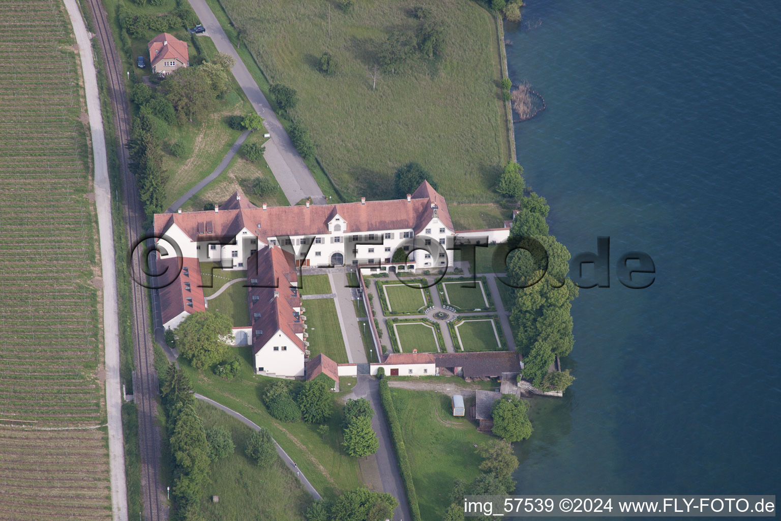 Complexe du château du lac de Constance-Schloss Maurach à le quartier Seefelden in Uhldingen-Mühlhofen dans le département Bade-Wurtemberg, Allemagne hors des airs