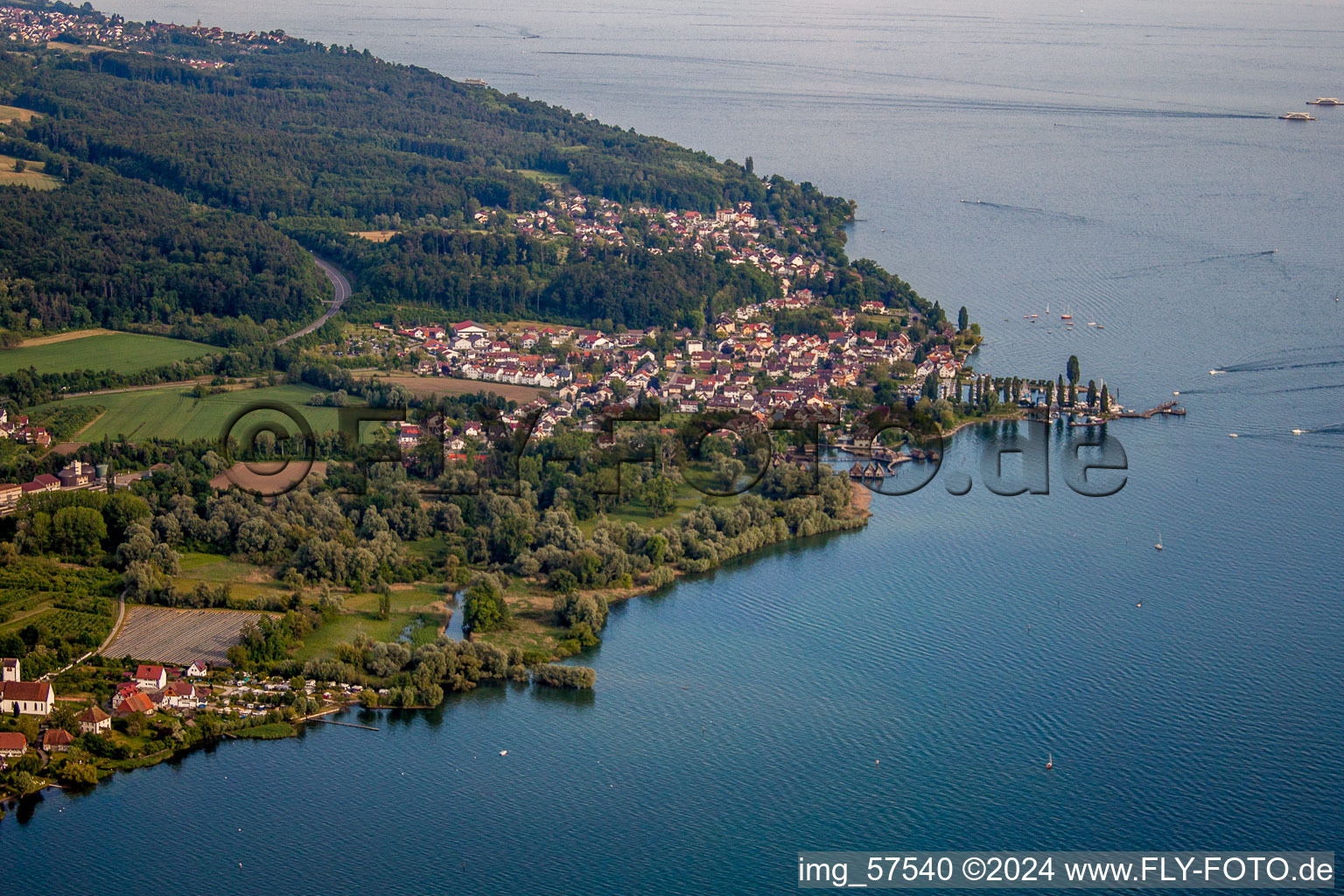 Vue aérienne de Ensemble de bâtiments de musée habitations sur pilotis Unteruhldingen au lac de Constance à le quartier Unteruhldingen in Uhldingen-Mühlhofen dans le département Bade-Wurtemberg, Allemagne