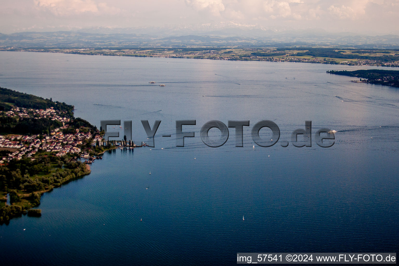 Vue aérienne de Ensemble de bâtiments de musée habitations sur pilotis Unteruhldingen au lac de Constance à le quartier Unteruhldingen in Uhldingen-Mühlhofen dans le département Bade-Wurtemberg, Allemagne