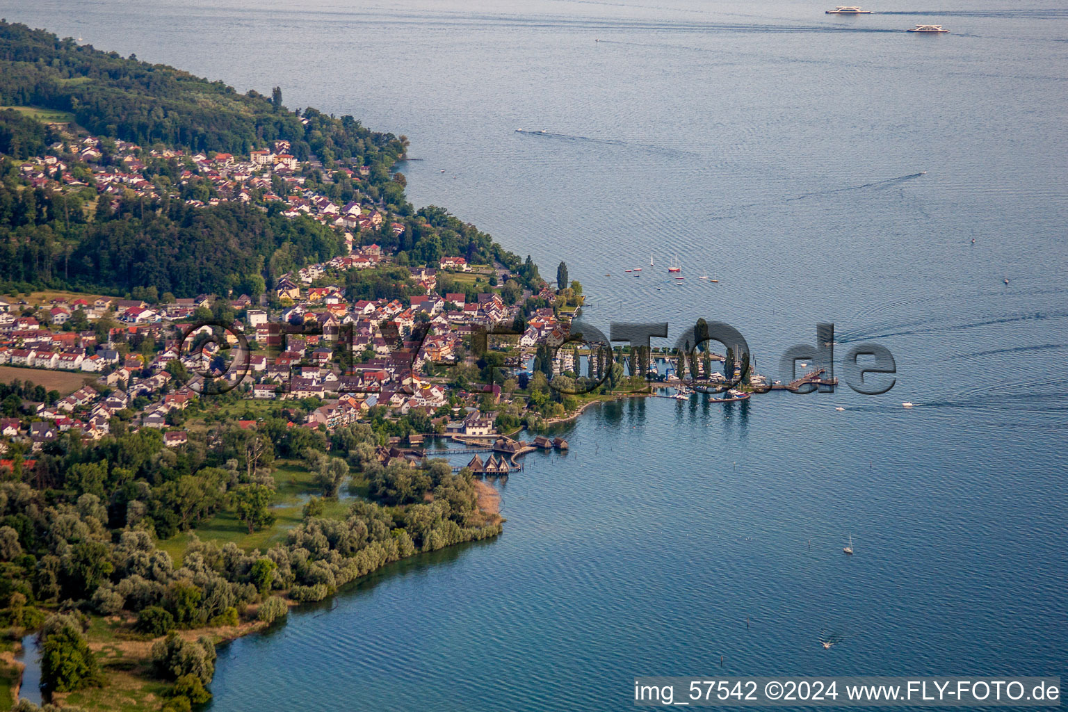 Photographie aérienne de Ensemble de bâtiments de musée habitations sur pilotis Unteruhldingen au lac de Constance à le quartier Unteruhldingen in Uhldingen-Mühlhofen dans le département Bade-Wurtemberg, Allemagne